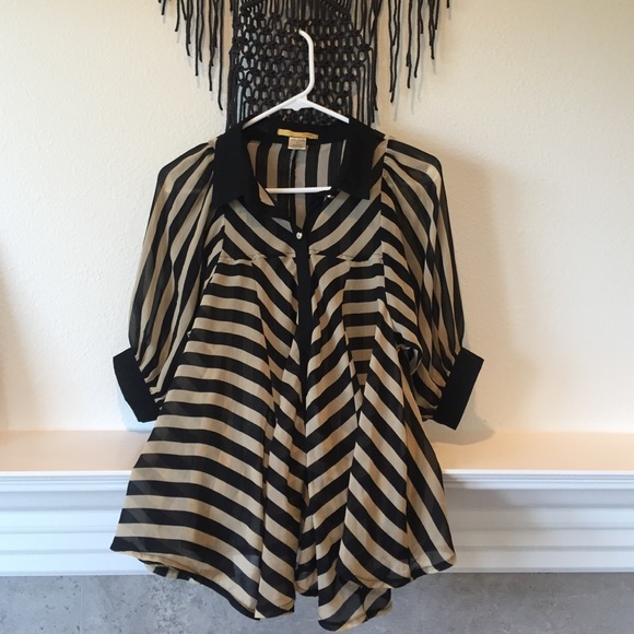 ❌SOLD❌ Black & White Stripe Swing Blouse Buttons - Picture 4 of 4