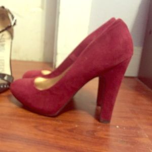 Gorgeous red pumps!!