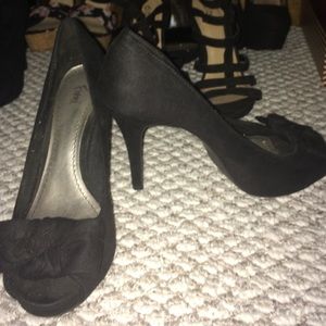 Bow peep toe heel