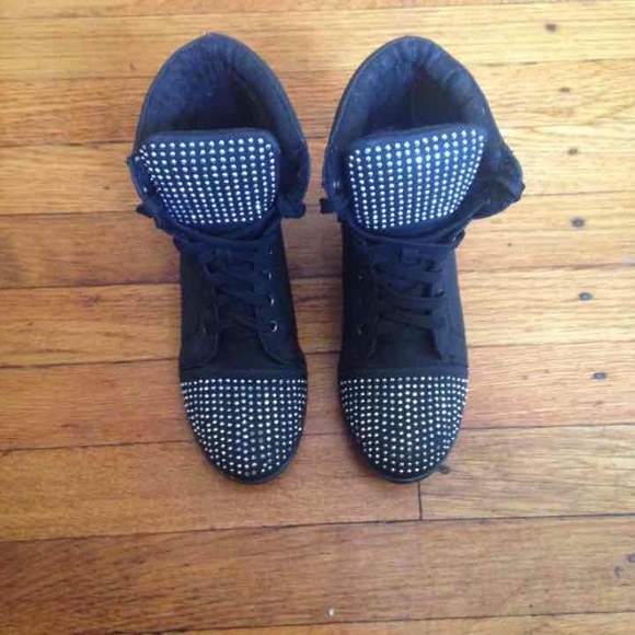 Heel shoes