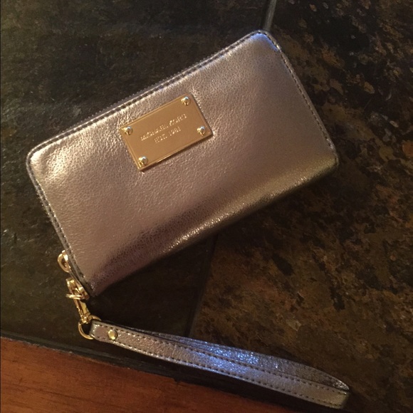 Michael kors wristlet