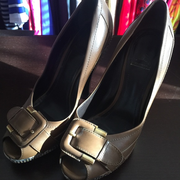 Beautiful BURBERRY Platform Heels - Picture 2 of 3