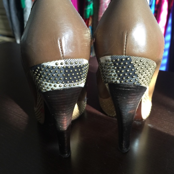 Beautiful BURBERRY Platform Heels - Picture 3 of 3