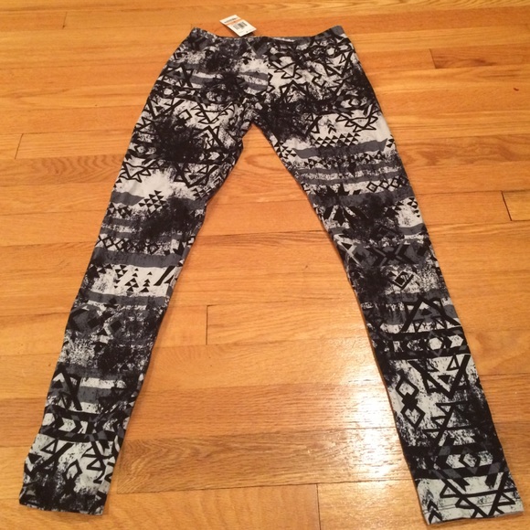 Material Girl Geometric Patterned Leggings - Picture 1 of 3