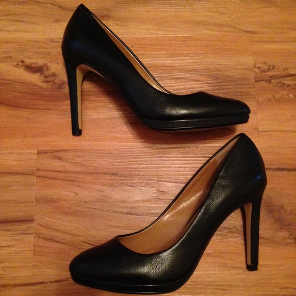 banana republic black pumps