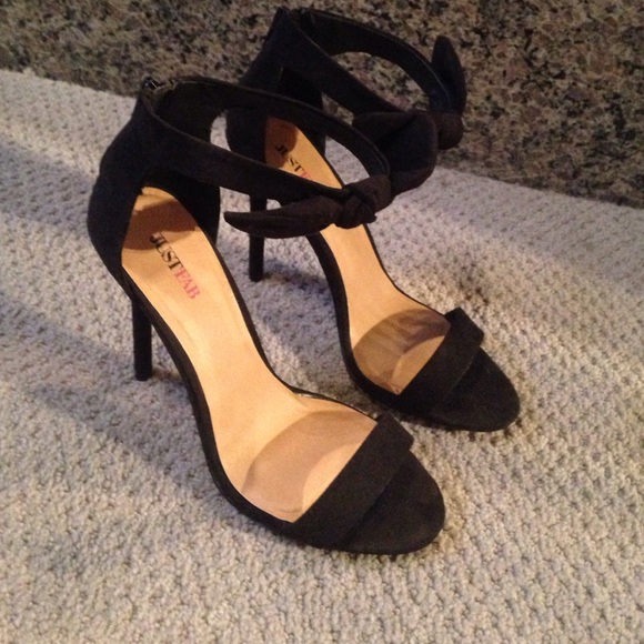 Adorable ankle strap bow heels!