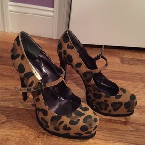 Size 7 leopard heels