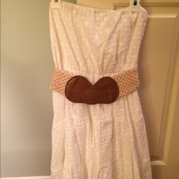 Adorable strapless white sundress w/belt