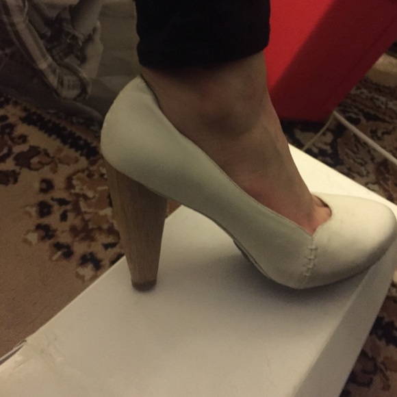 White leather shoes - Picture 3 of 3