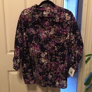 Floral top. Navy blue.