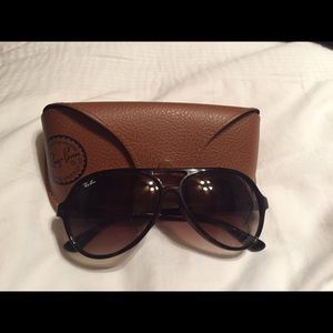 Brown tortoise aviator raybans!😜