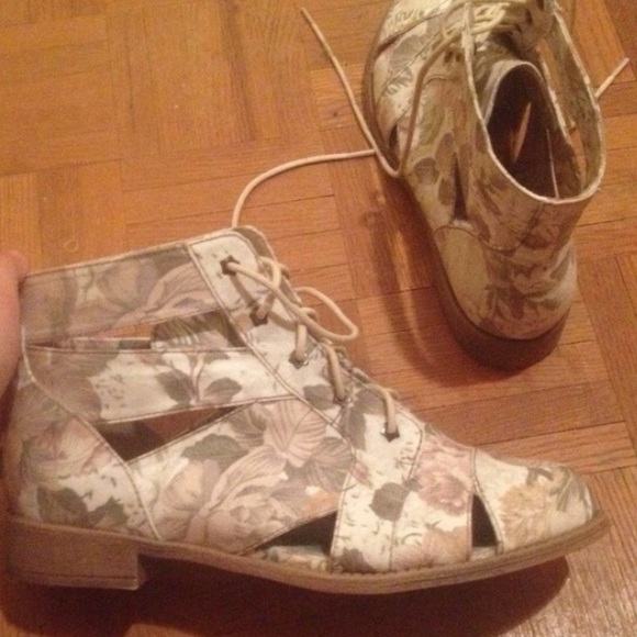 🌸NWOT Floral Boots!🌸