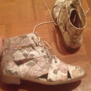 🌸NWOT Floral Boots!🌸