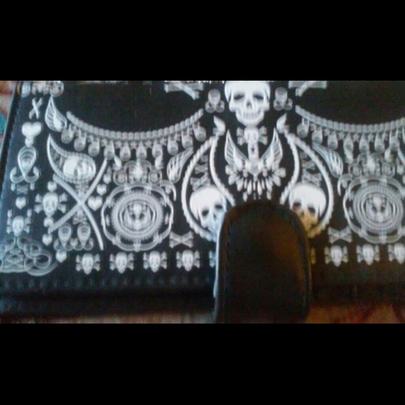Skull Clutch