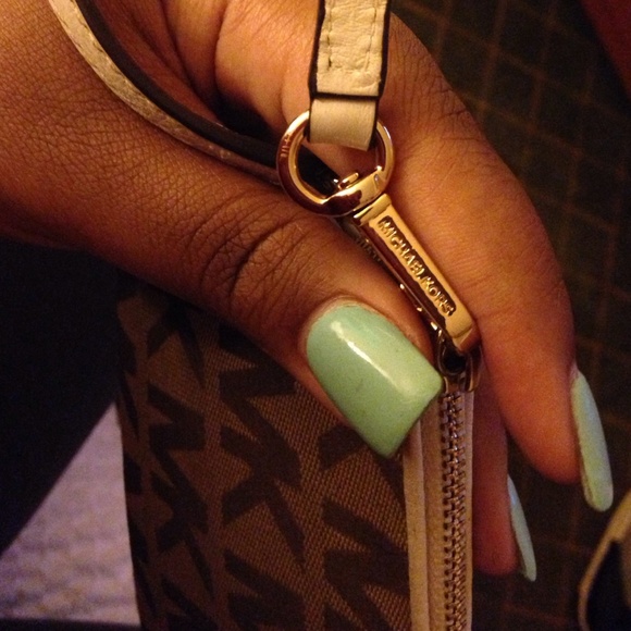 Michael kors wristlet - Picture 2 of 4