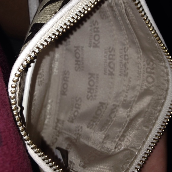 Michael kors wristlet - Picture 4 of 4