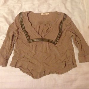 Quarter-sleeve crop top