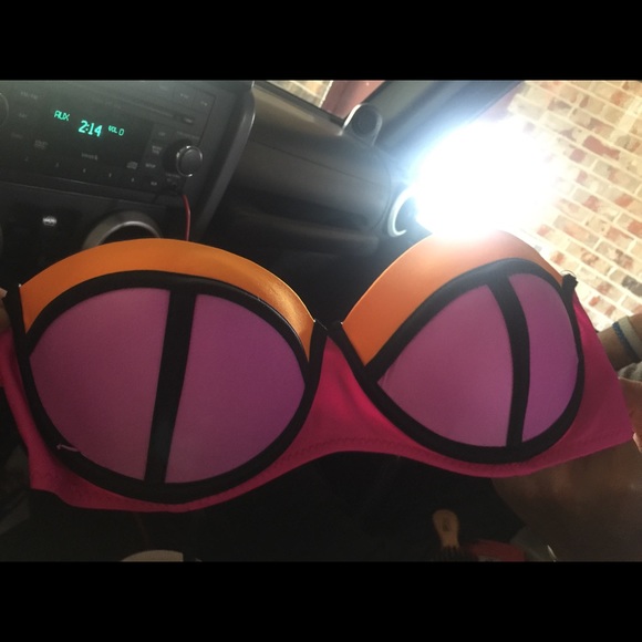 Triangle bikinis - Picture 2 of 2