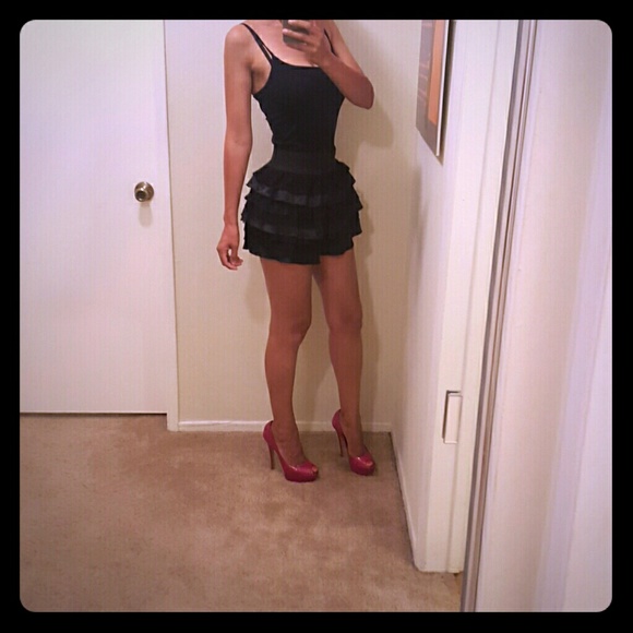 Adorable ruffle black skirt!!