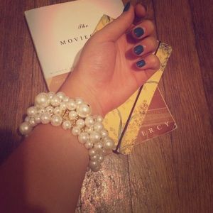 Gorgeous faux-Pearl Bobble Statement Bracelet