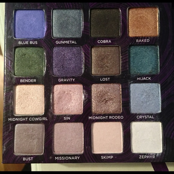 Urban Decay Book of Shadows Vol 4 - Picture 2 of 4