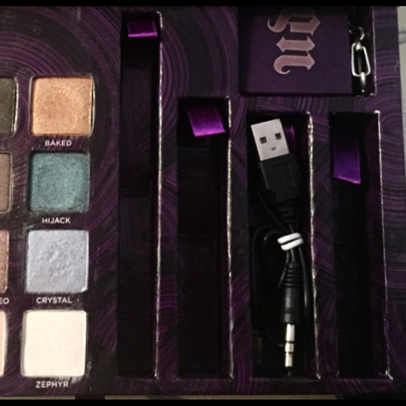 Urban Decay Book of Shadows Vol 4 - Picture 3 of 4