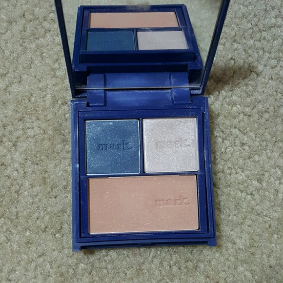 Eyeshadow/lip gloss combo