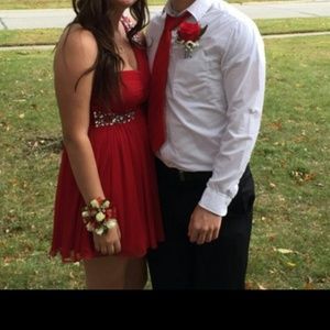 BEAUTIFUL  FORMAL RED DRESS