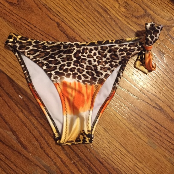 Side tie bikini bottoms