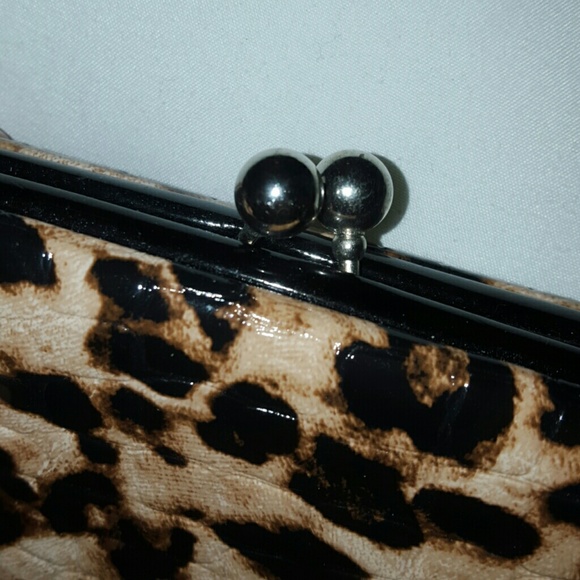 ••●●SALE●●•• LEOPARD PRINT CLUTCH - Picture 3 of 3