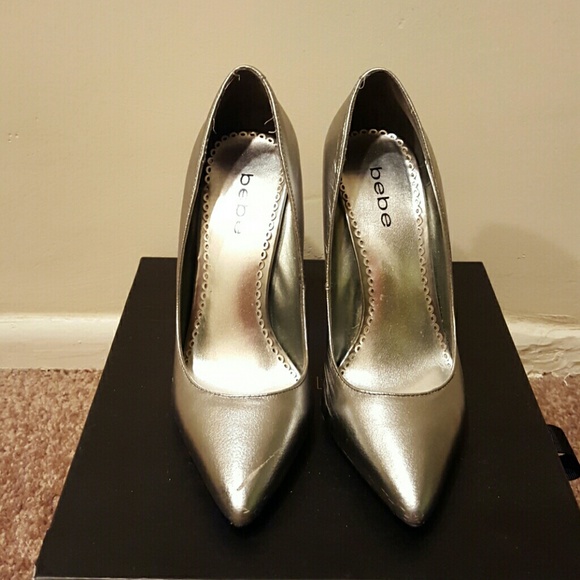 Pointy silver Bebe pumps!!