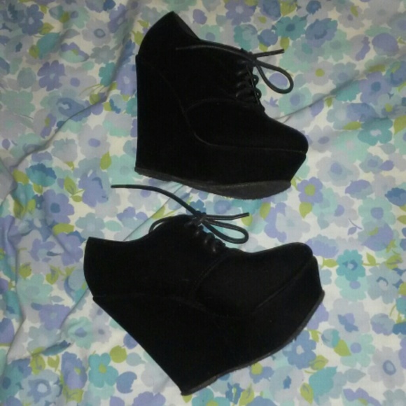 Black Wedges