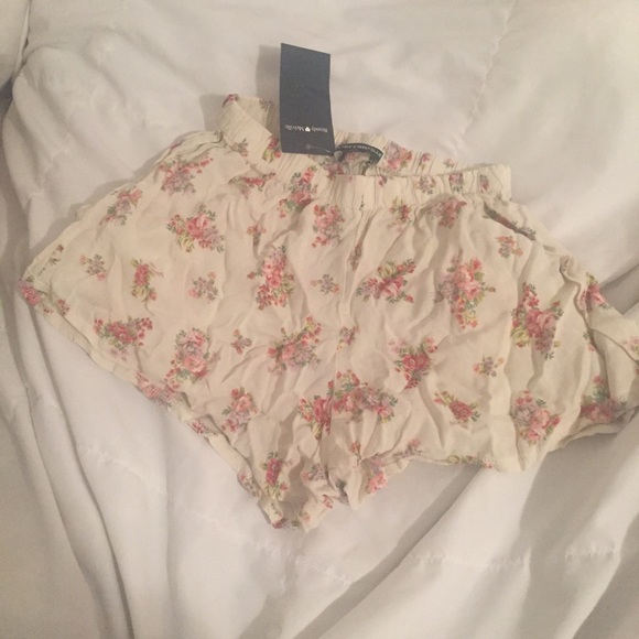 Brandy Melville Cream Floral Remi Shorts NWT