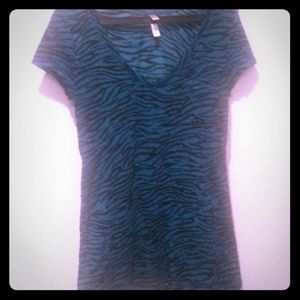 Teal zebra fitted tee