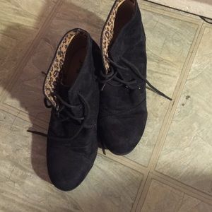 Black wedge boot