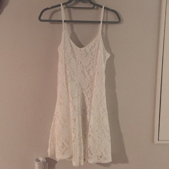 White lace dress - Picture 3 of 4