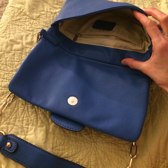 Cobalt blue clutch with detachable chain strap - Picture 3 of 4