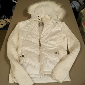 White jacket puffy with fur hood