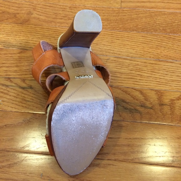 🎉🎉🎉SOLD🎉🎉🎉 Schutz Heeled Leather Sandal - Picture 3 of 4