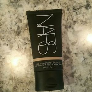 Nars tinted moisturizer:alaska
