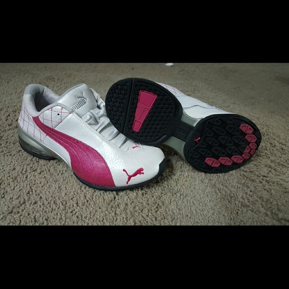 Tennis shoes