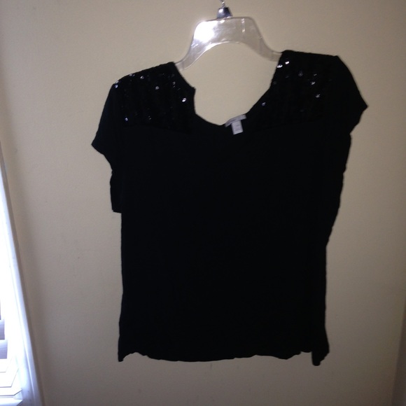 Black tee shirt with sequenced shoulders