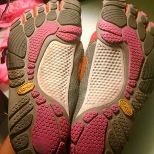 Womans vibram running shoe