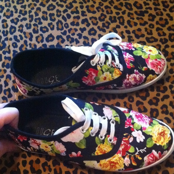 Super cute floral shoes 🌺 - Picture 1 of 3