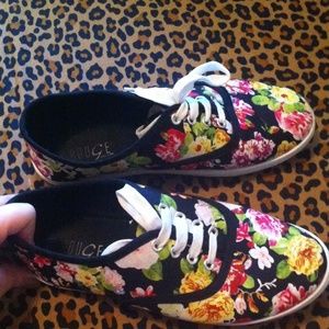 Super cute floral shoes 🌺