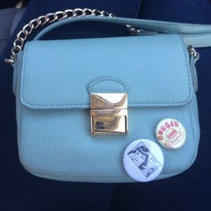 Mint green purse.🔸