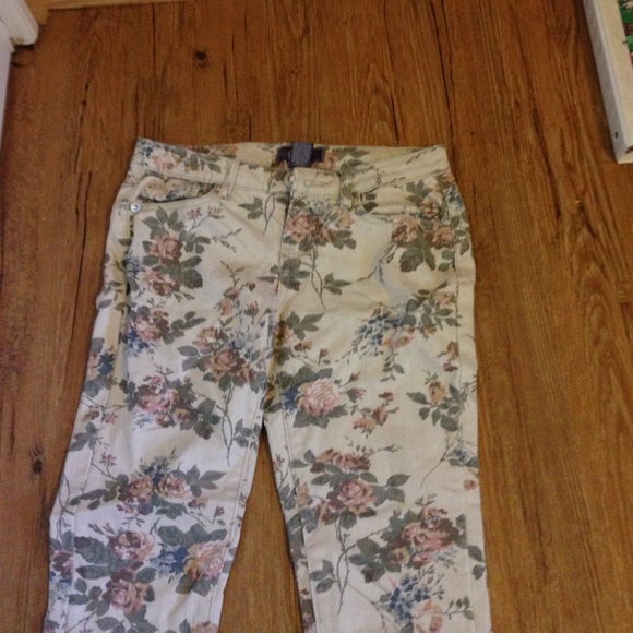 Flower print pants, skinny jeans