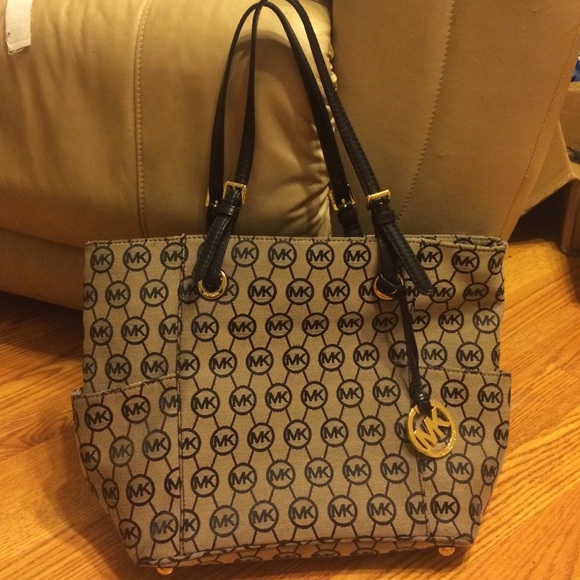 Micheal Kors purse