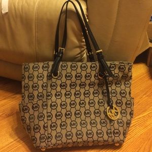 Micheal Kors purse