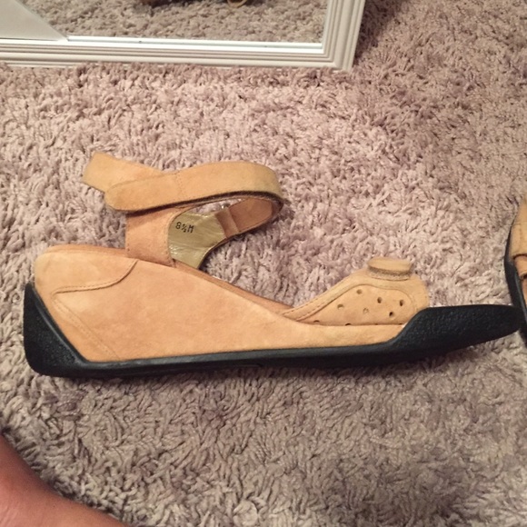 Authentic ViaSpiga Tan Wedges